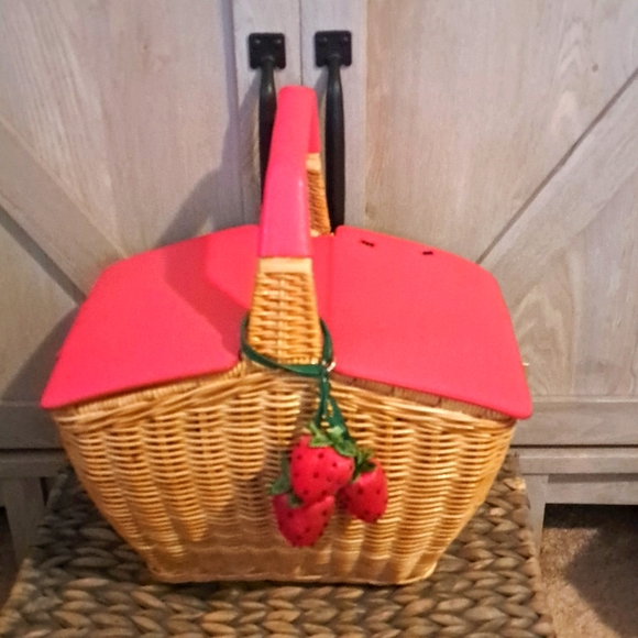 Kate Spade 3D Wicker Strawberry Basket - Picture 1 of 9